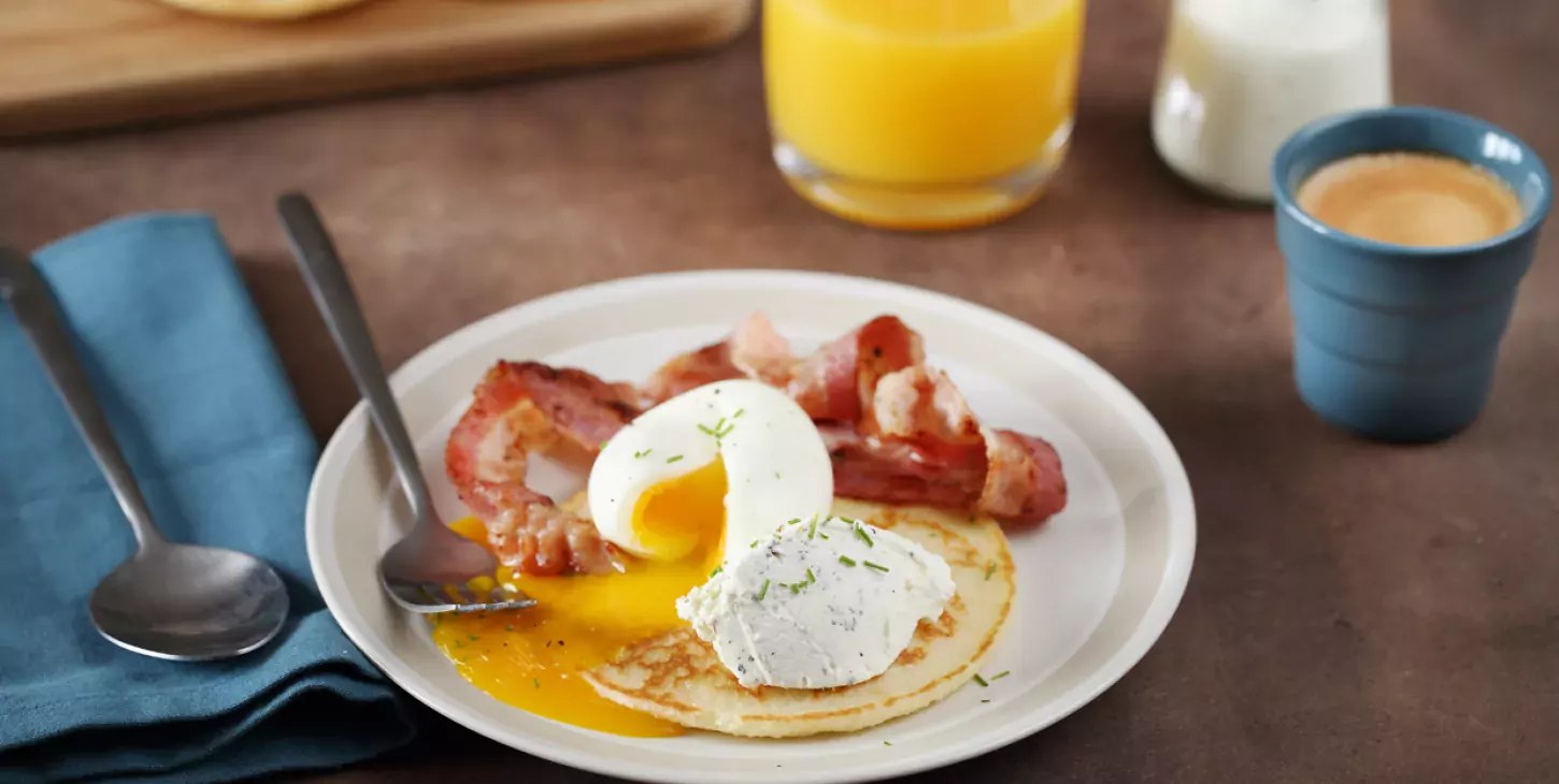 Recette - Pancakes salés à l'oeuf poché au micro-ondes en vidéo 