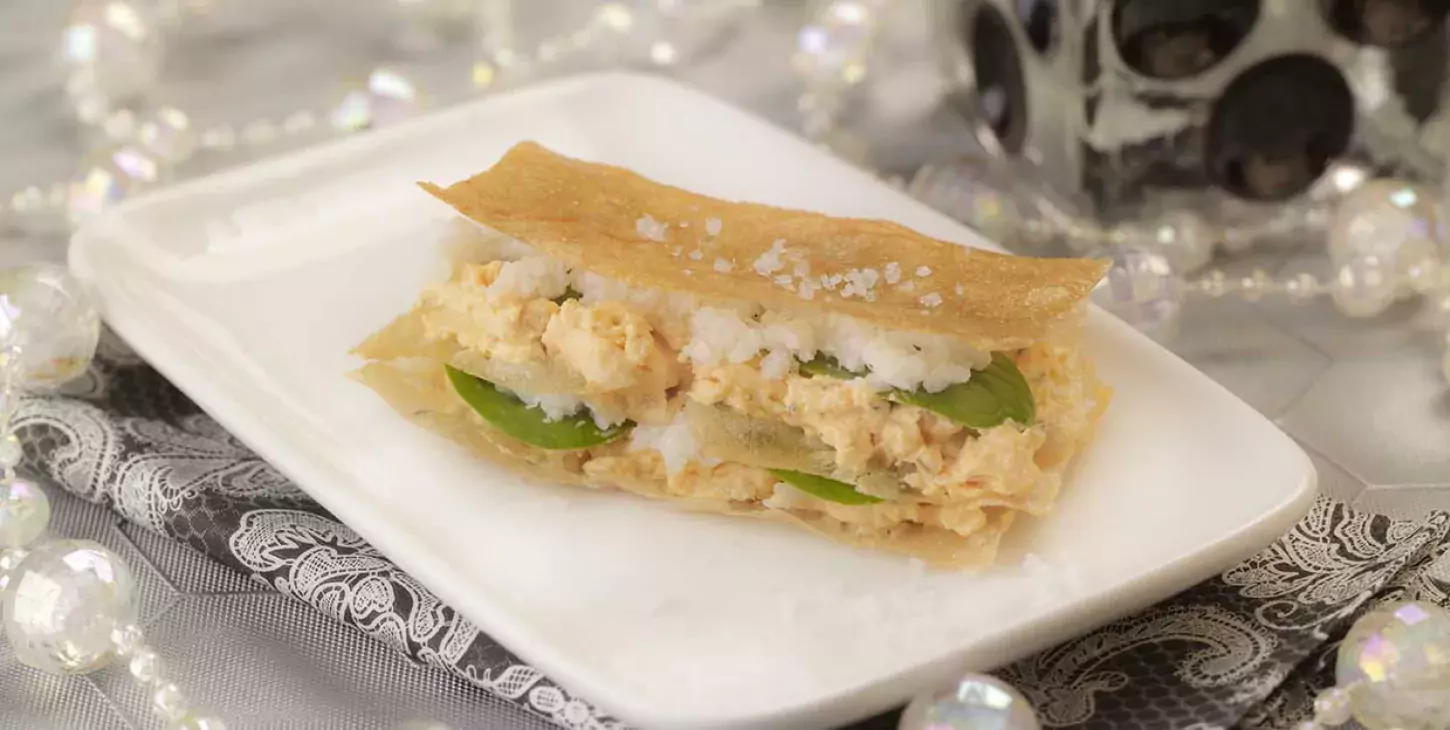 Millefeuille croquant de crabe, pousses d’épinards et chèvre