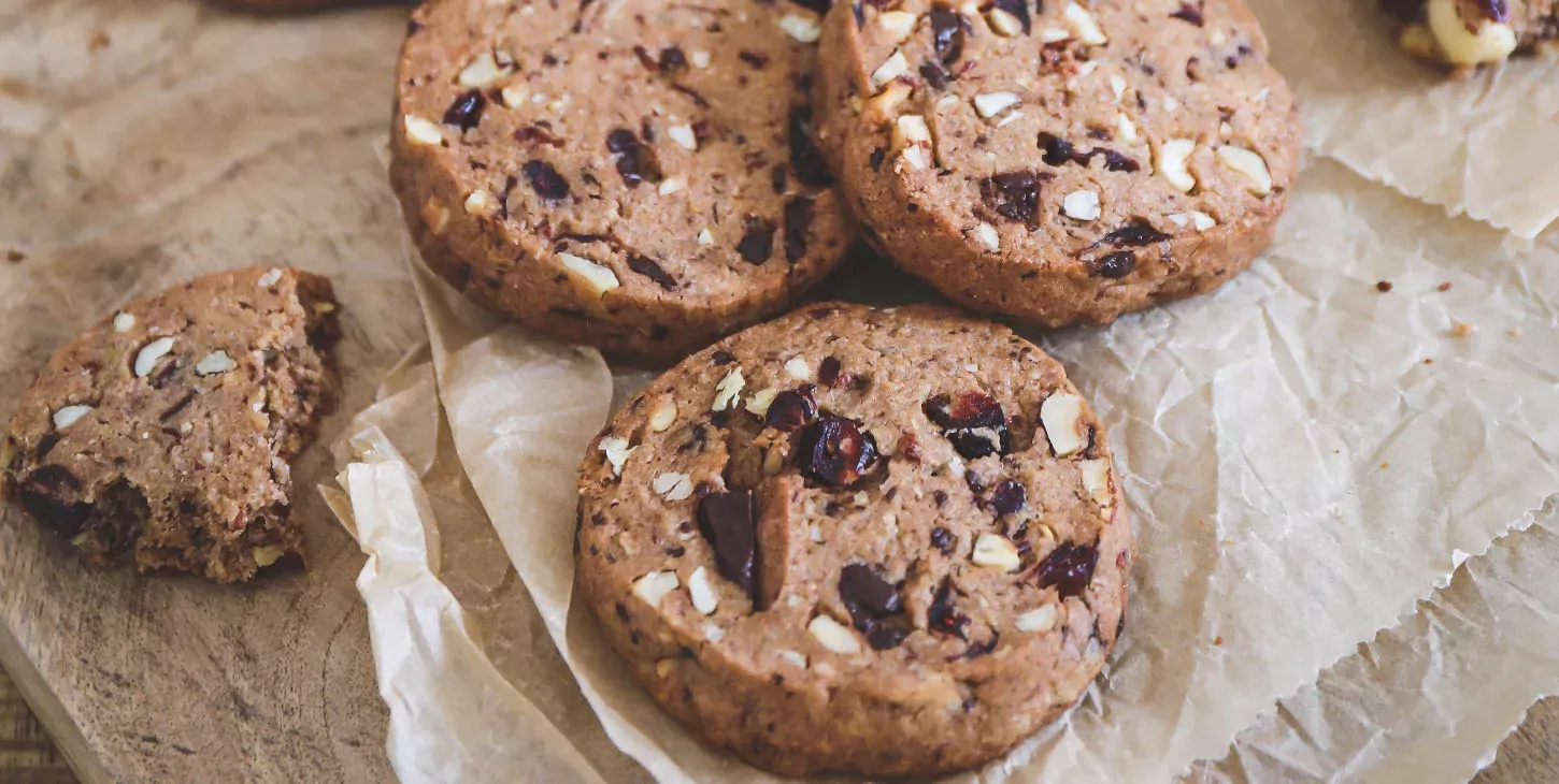 Cookies aux cranberries, éclats de chocolat noir et noisettes