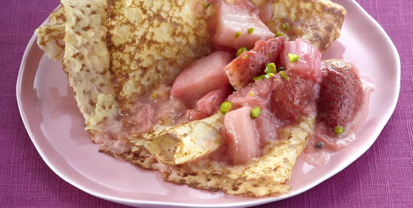 Crêpes À la Cassonade, compotée de rhubarbe et fraises