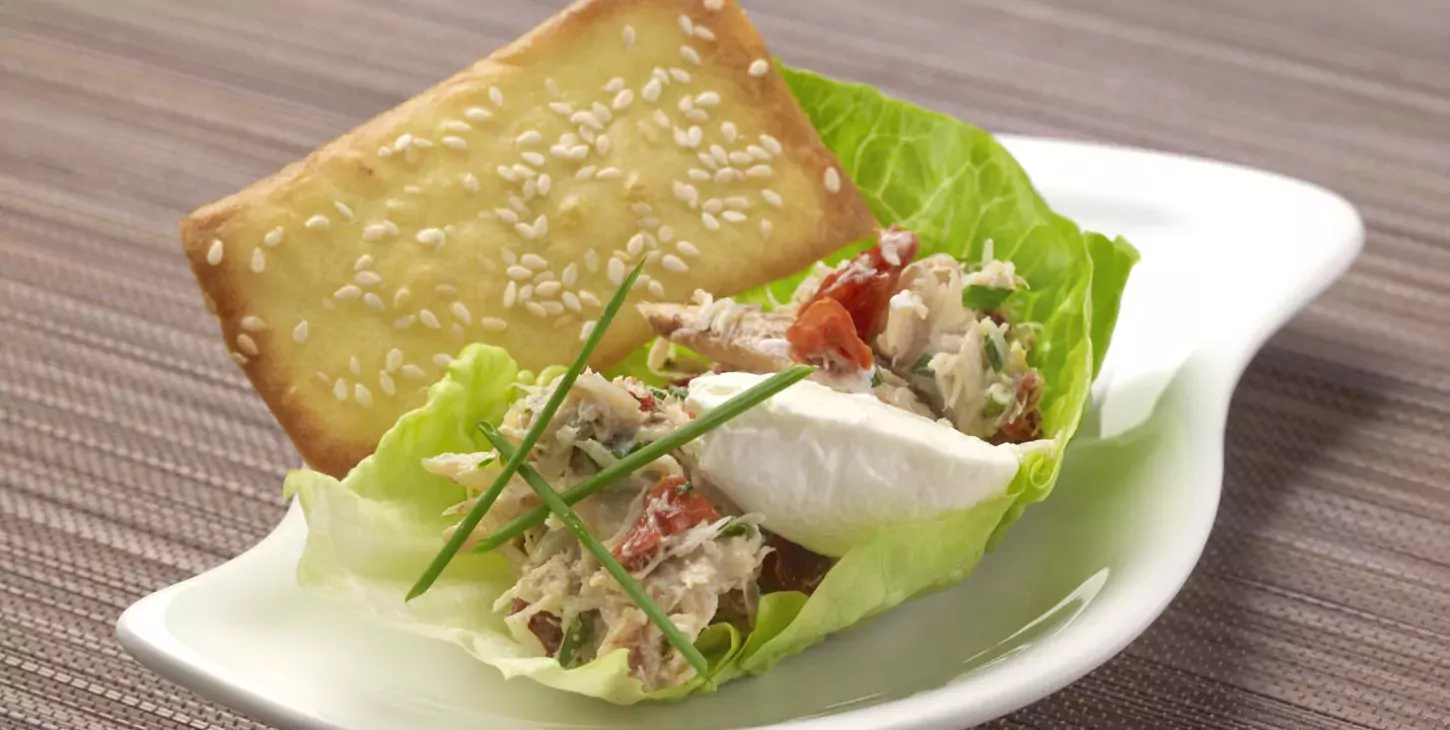 Tuile au sésame et salade de crabe et tomates confites au Madame Loïk