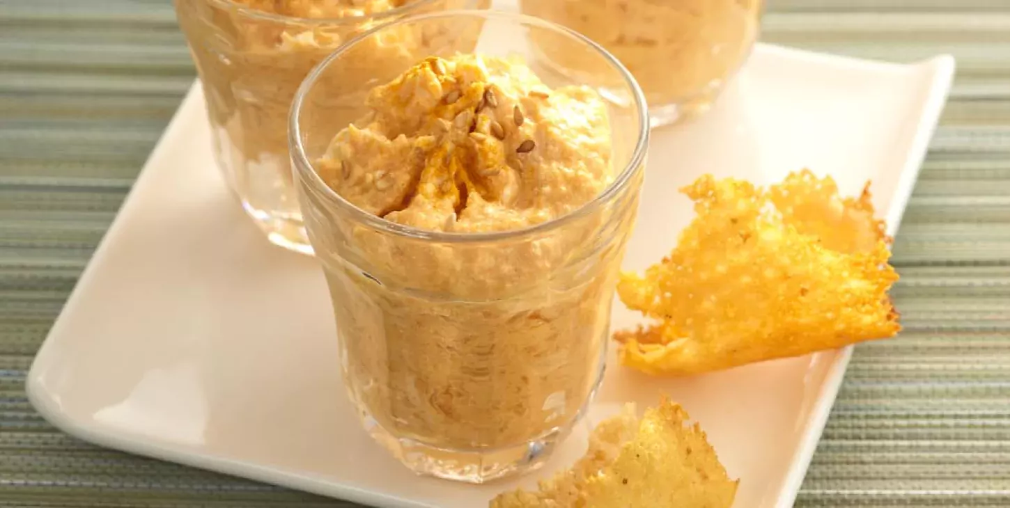 Verrine de mousse de carottes au gingembre frais et tuiles de parmesan