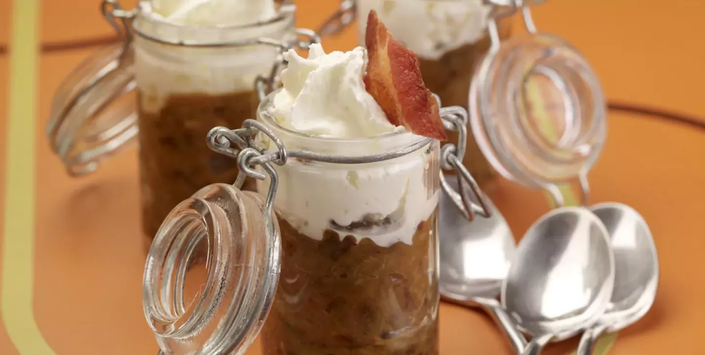 Verrine de compotée de pruneaux et oignons, Fromage Fouetté et croustillant de lard