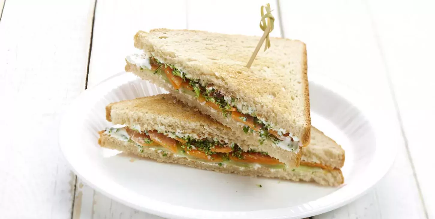 Club sandwich légumes croquants, ciboulette et amandes
