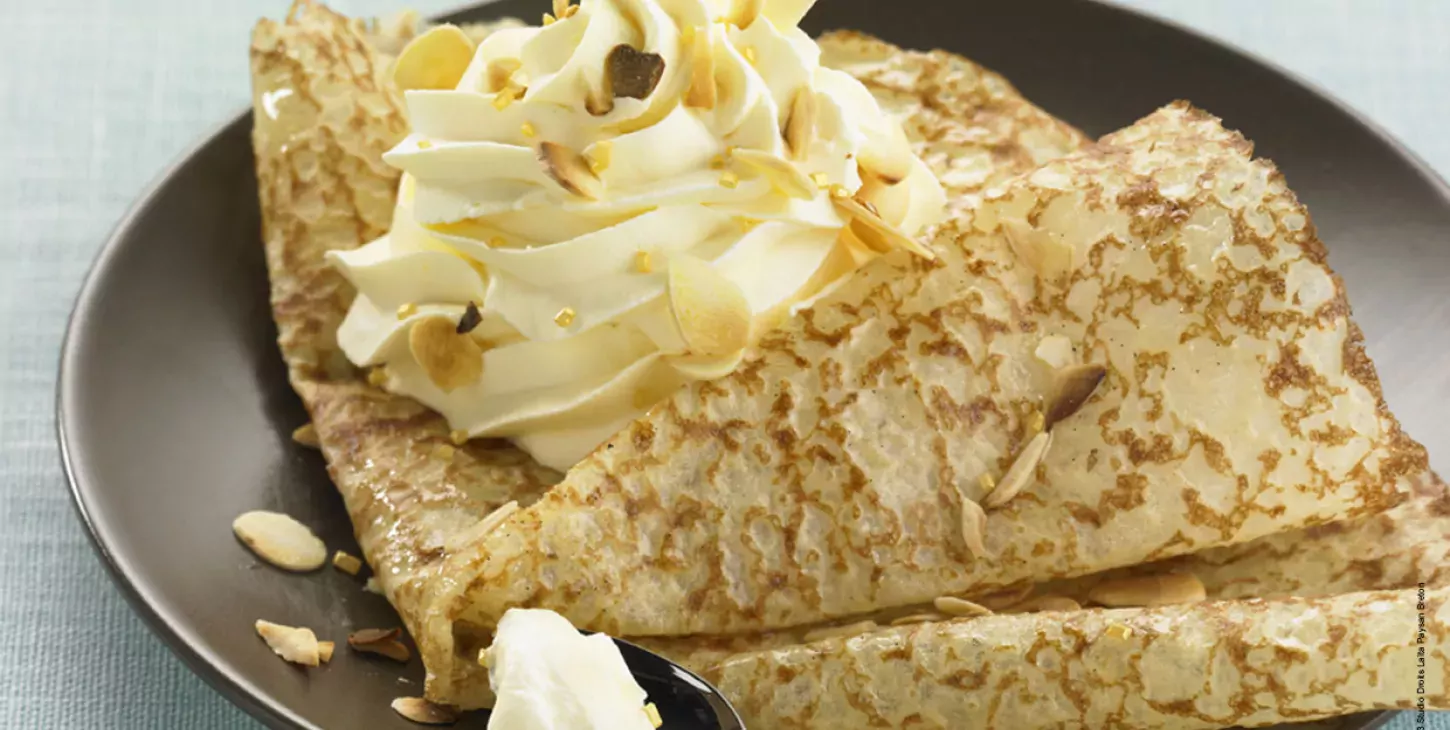 Crêpes à la crème fouettée passion, caramel et amandes grillées