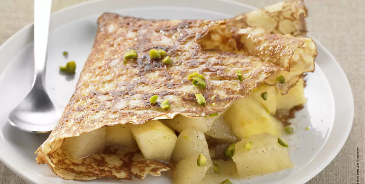 Pannenkoeken met gestoofde appels, peren en gember