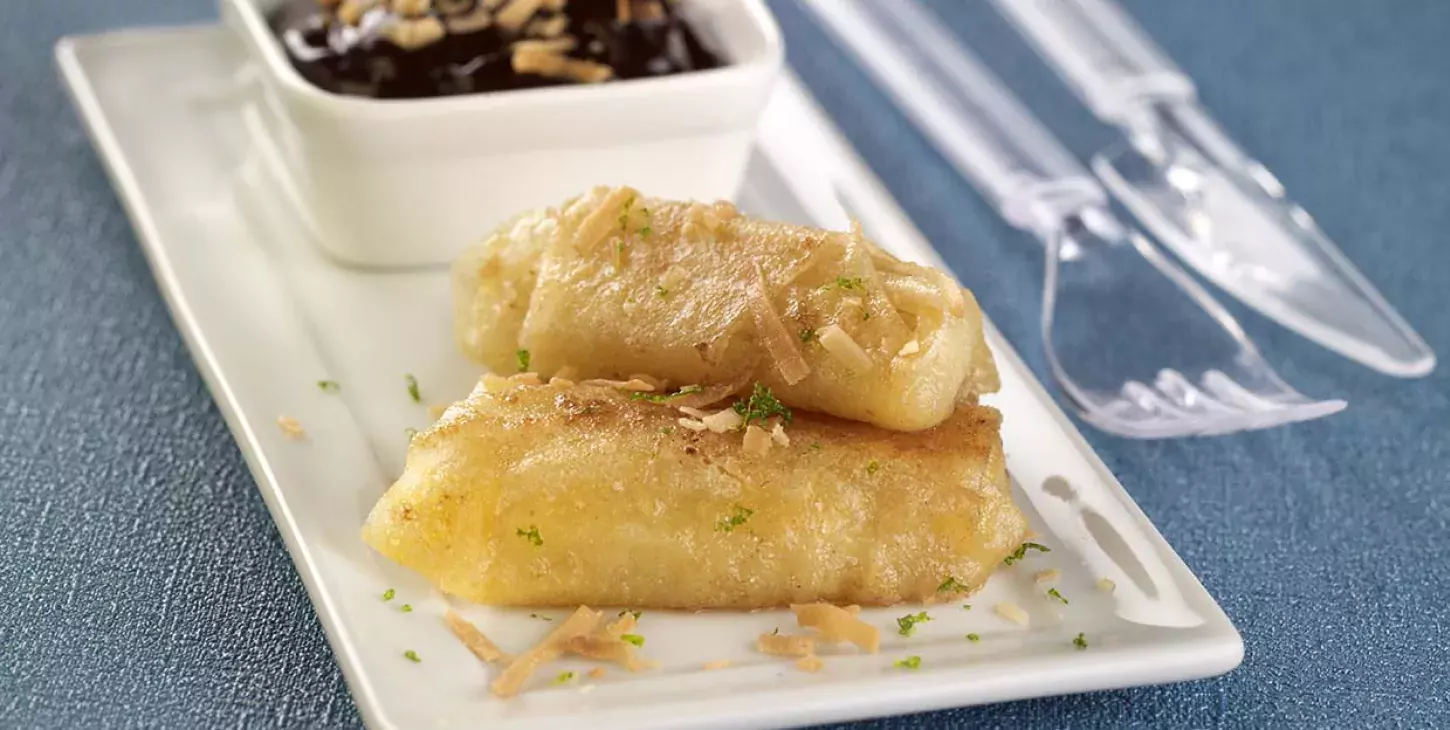 Knapperige bananenrolletjes met limoen, kokos en chocoladesaus