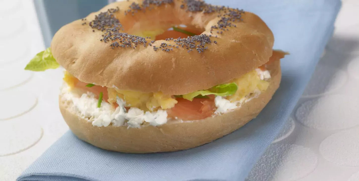 Bagel au Fromage Fouetté, saumon et œuf