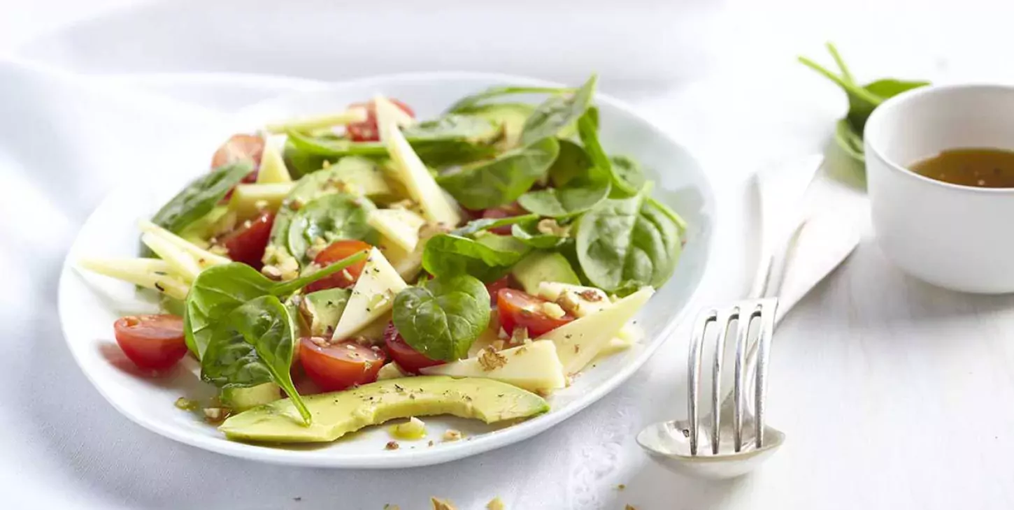 Slaatje met avocado, jonge spinazieblaadjes en Emmental