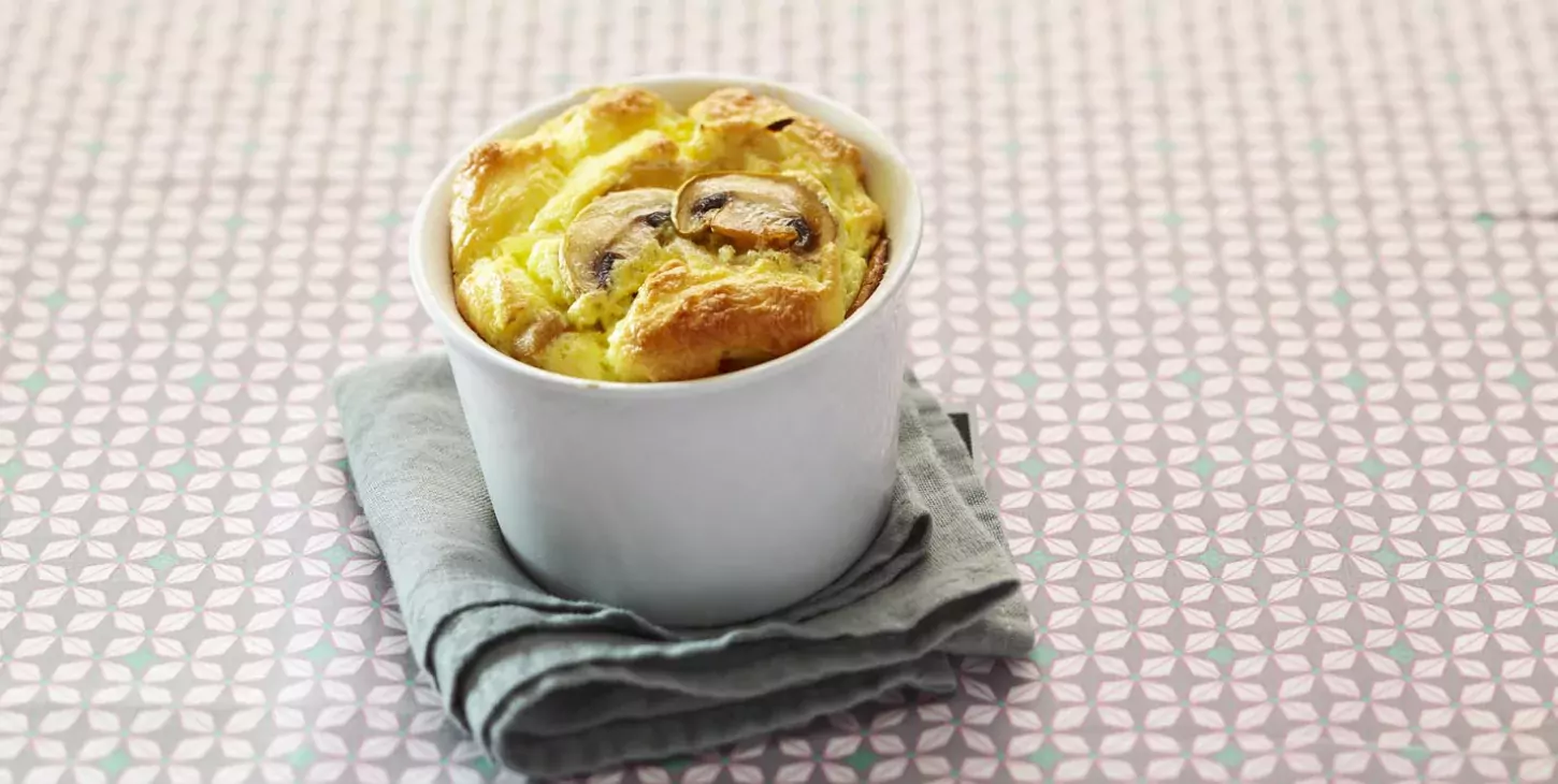 Petits soufflés de Fromage Fouetté Nature au Sel de Guérande, champignons de Paris et coriandre