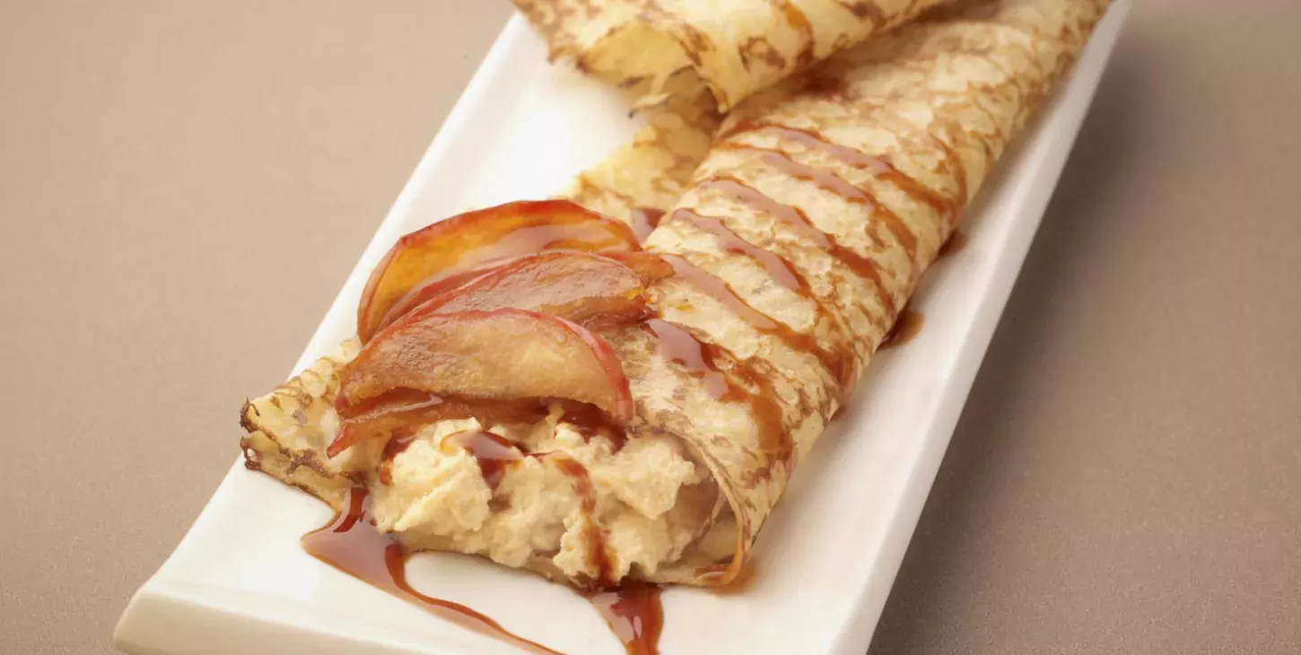 Crêpes à la pomme sautée au cidre, chantilly au caramel beurre salé