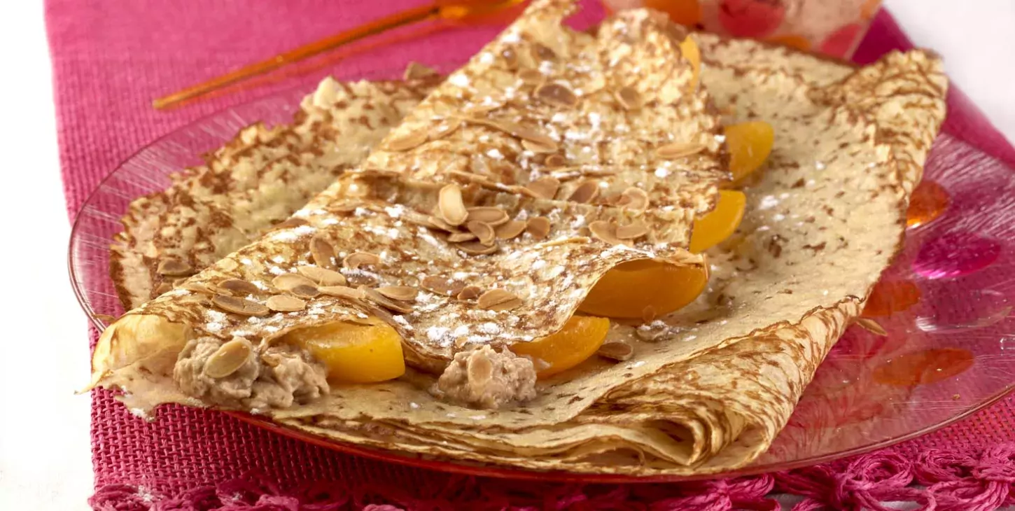 Crêpes Caramel à l'abricot, aux amandes effilées et à la chantilly