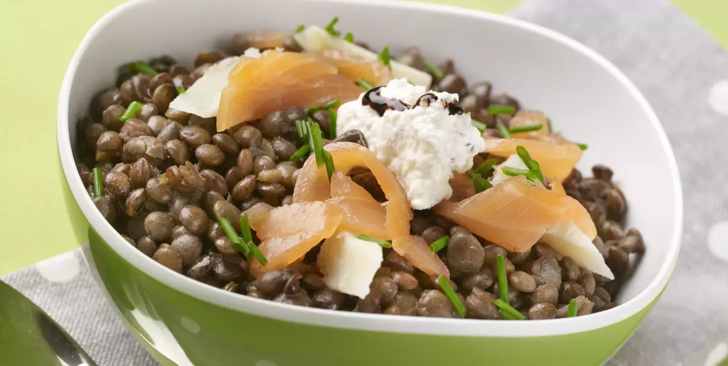 Salade tiède de lentilles au saumon