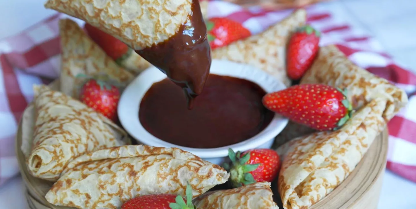 Samossa de crêpe aux fraises Gariguette et coulis de chocolat