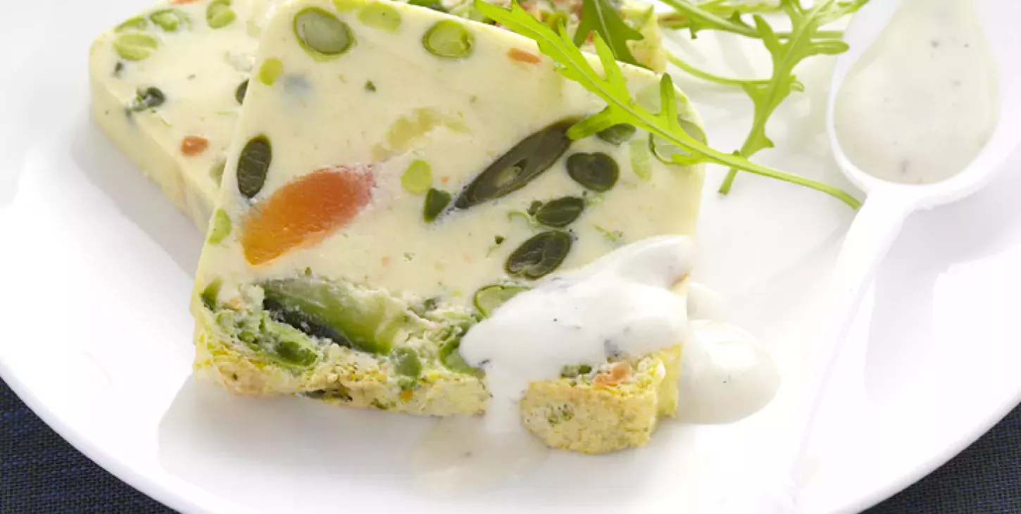 Terrine de jardinière de printemps et sauce onctueuse à la crème