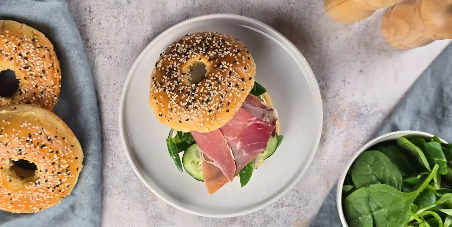 Bagel au Fromage Fouetté Madame Loïk, roquette et jambon cru