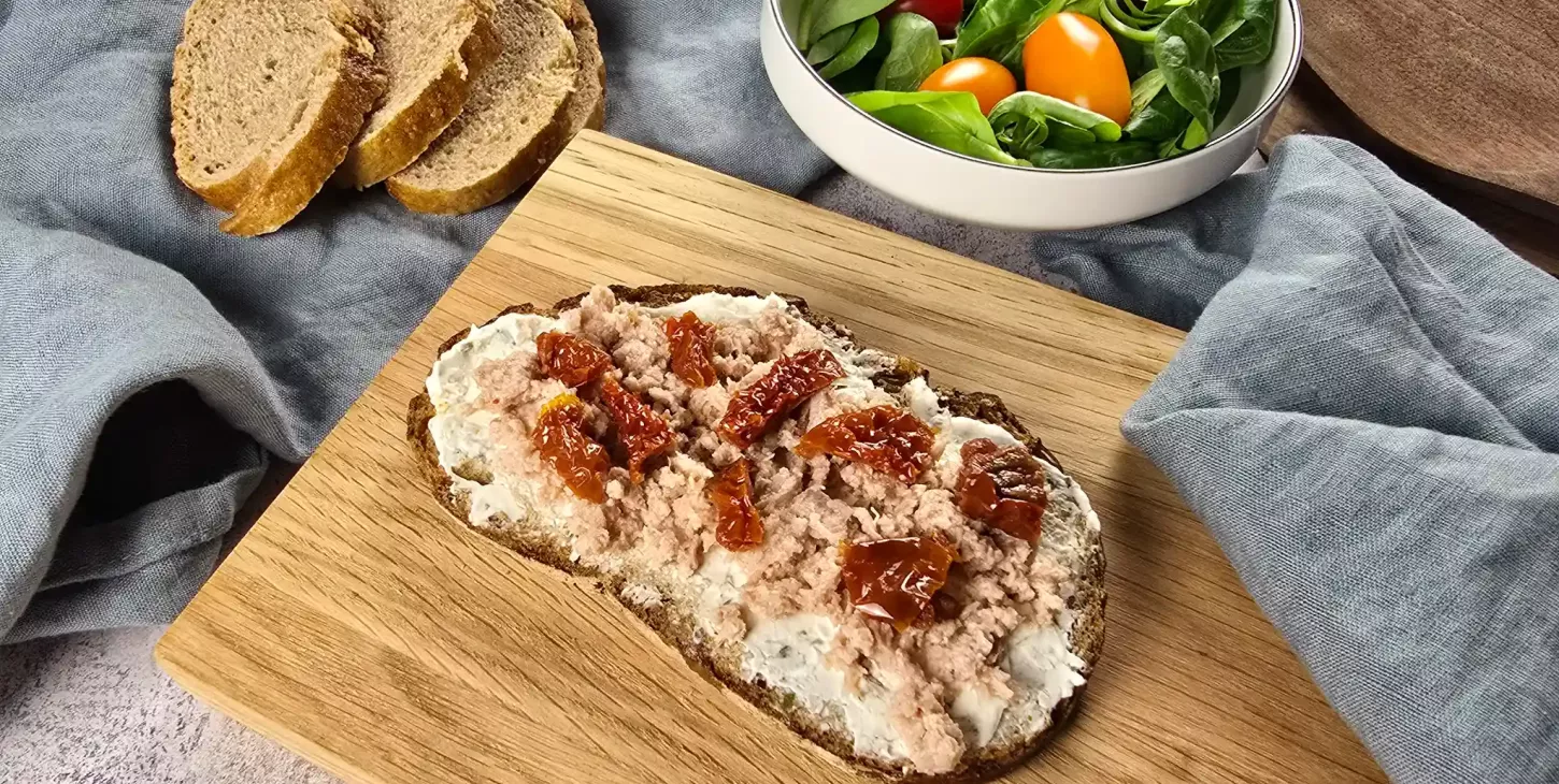 Tartine au Fromage Fouetté Échalote Ciboulette, thon et tomates séchées