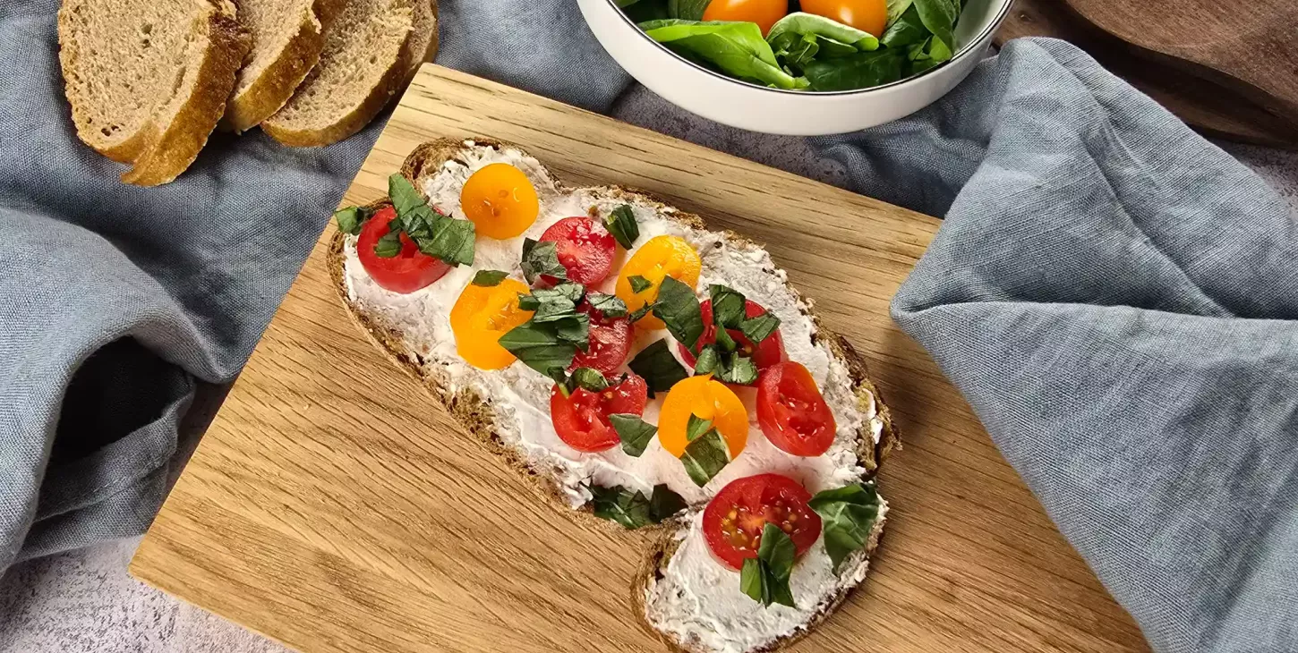 recette de tartine au Fromage Fouetté Madame Loïk Nature, tomates et basilic