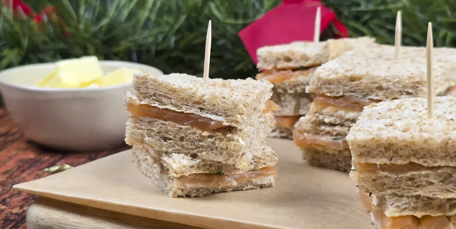Mini-sandwich beurre, saumon fumé et aneth 