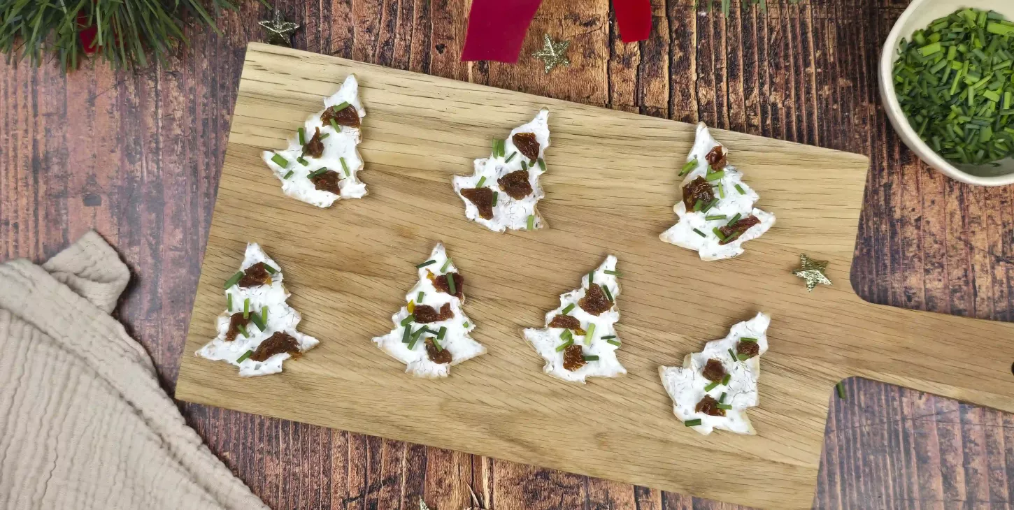 Petits sapins au fromage fouetté, tomates séchées et ciboulette